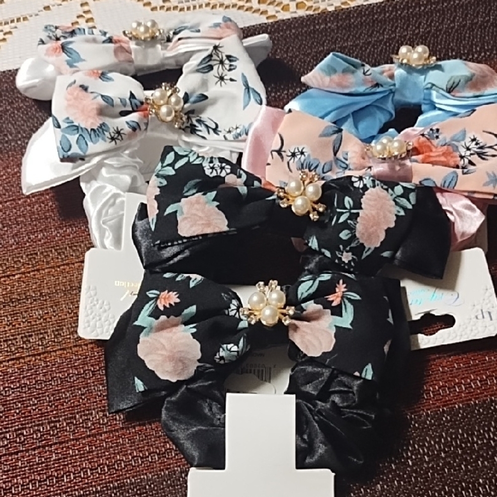 No Boundaries Black and White Hair Accessories Set Floral Design